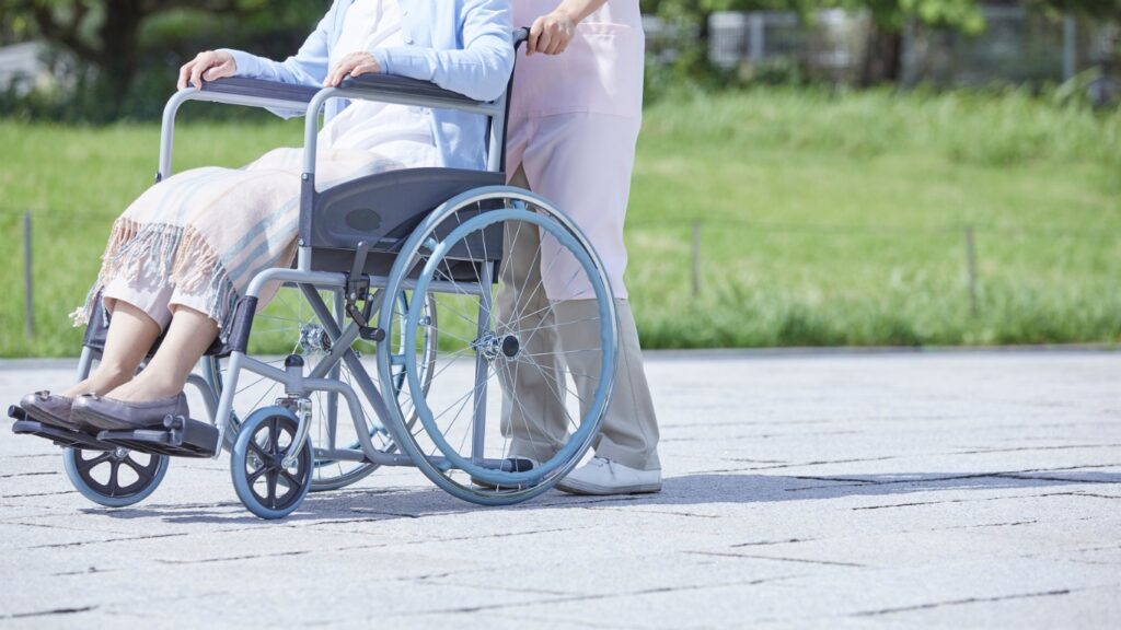 車いすと介護者