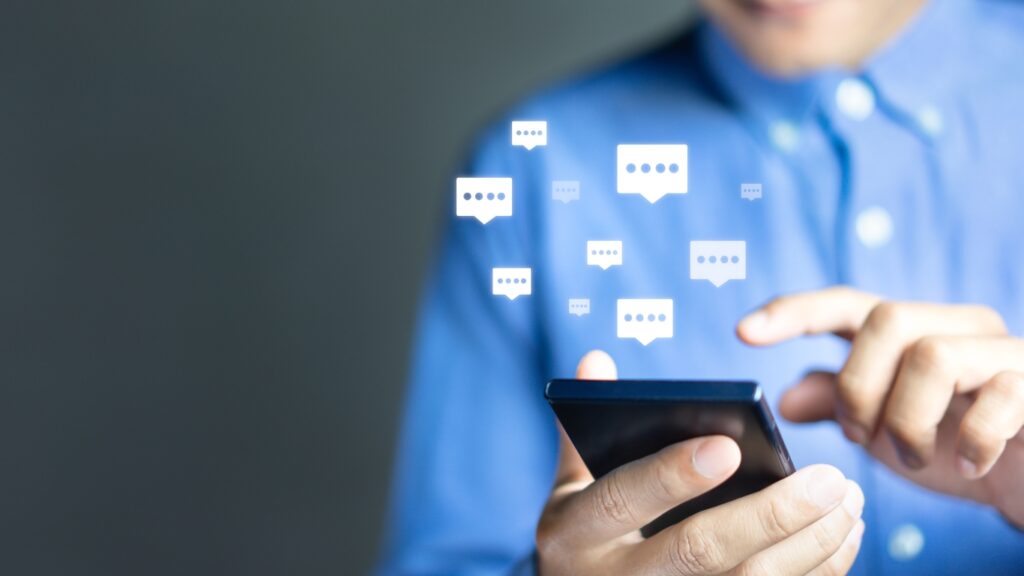 チャットボットを操作する男性　スマホ