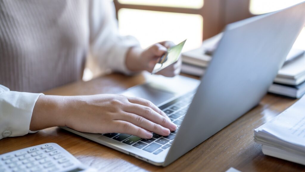 オンラインサービスを利用する人