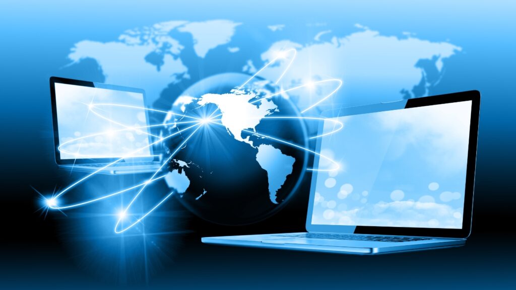 パソコン2台と世界地図