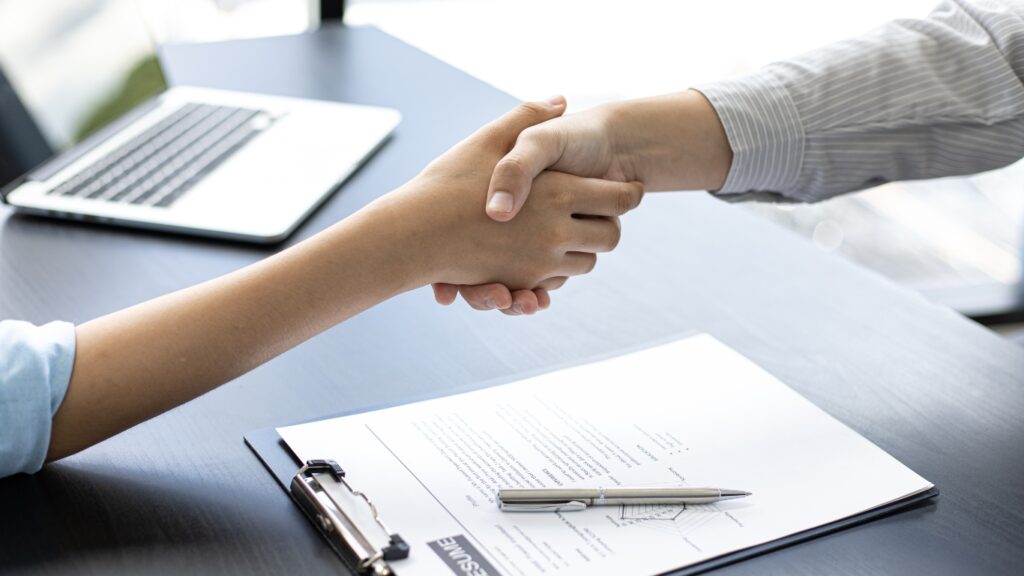 採用のイメージ　握手する人