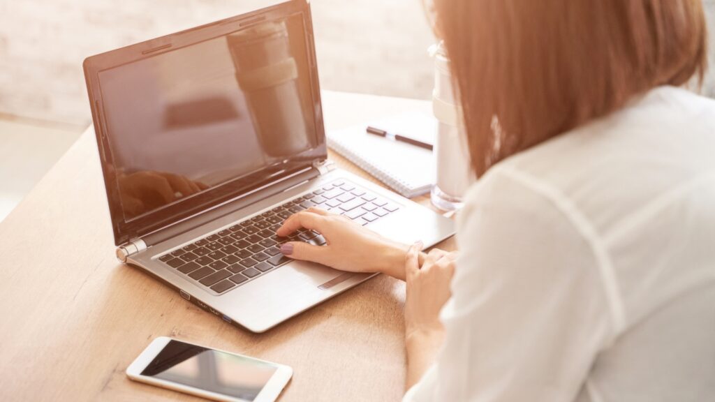 ノートパソコンで作業する人