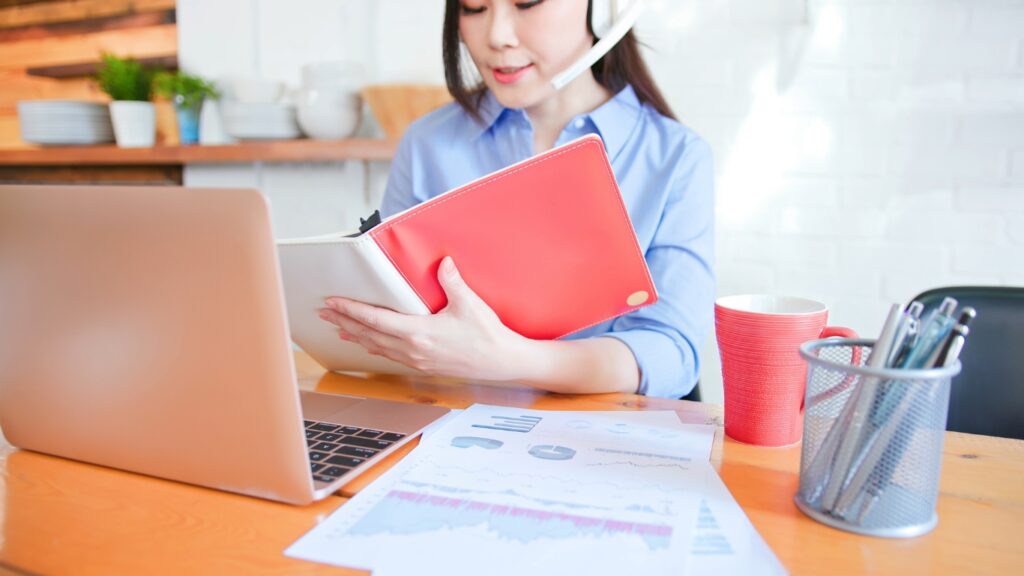 テレワークする女性