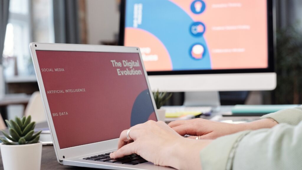 パソコンを使う人、画面にはdigital evolutionの文字