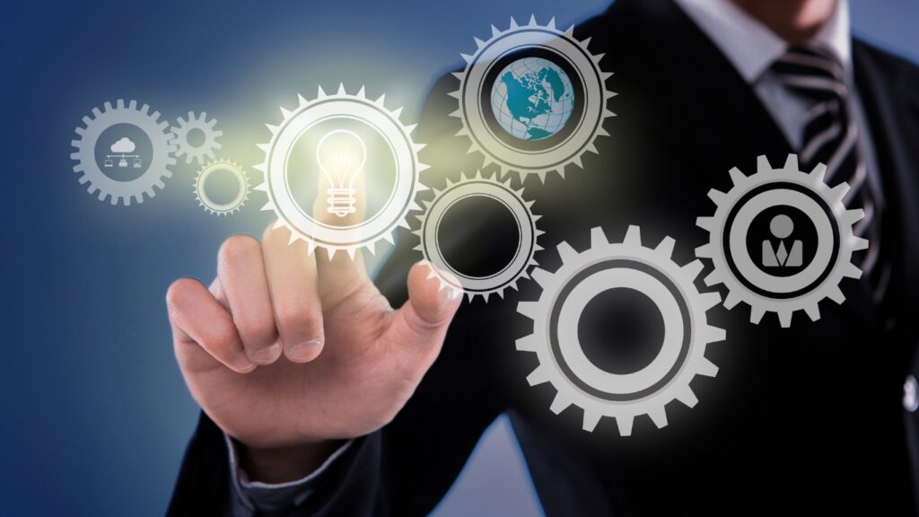 電球とビジネスパーソンの手　イノベーションのイメージ