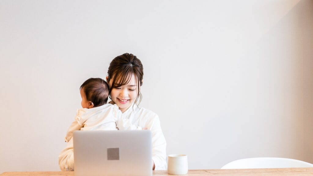 リモートワークをする女性と赤ちゃん