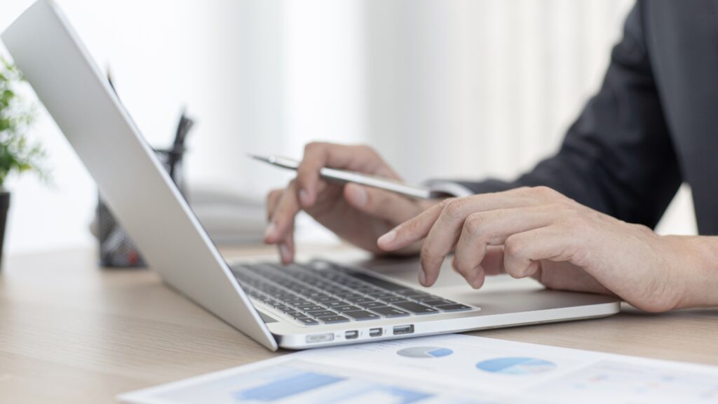 ノートパソコンを操作する人