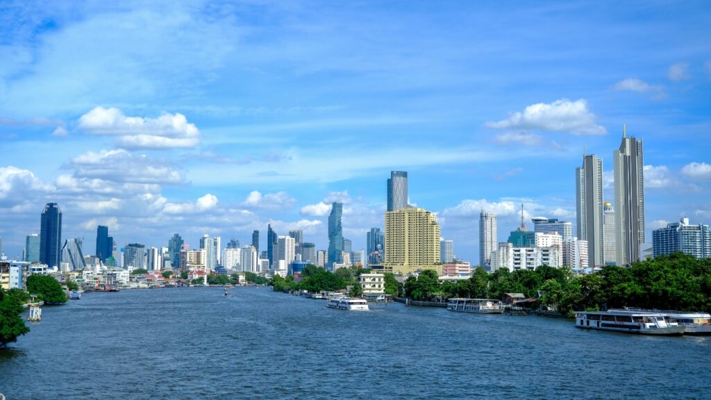 バンコクのスカイラインとチャオプラヤ川の眺め