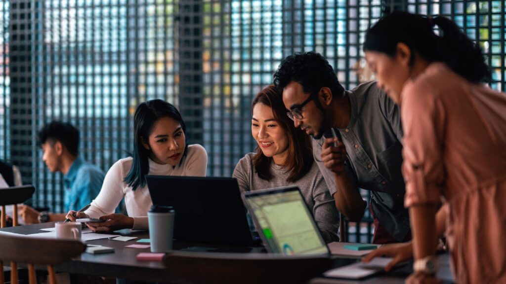 若いクリエイティブ・チームのミーティングとイノベーション