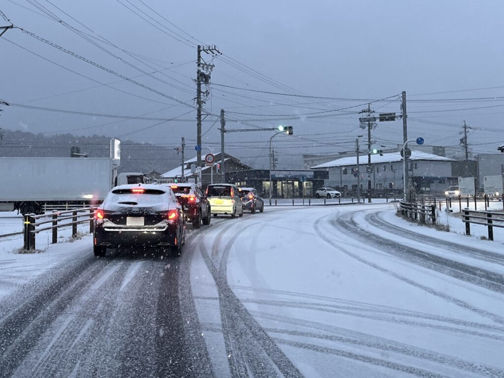 雪の降る車道