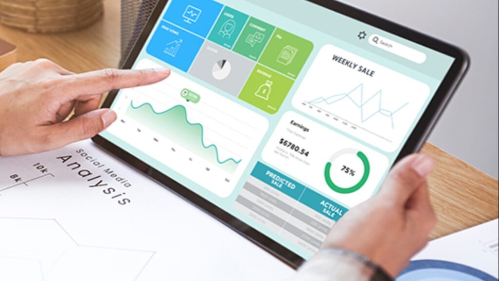 タブレット端末で売上の分析する人