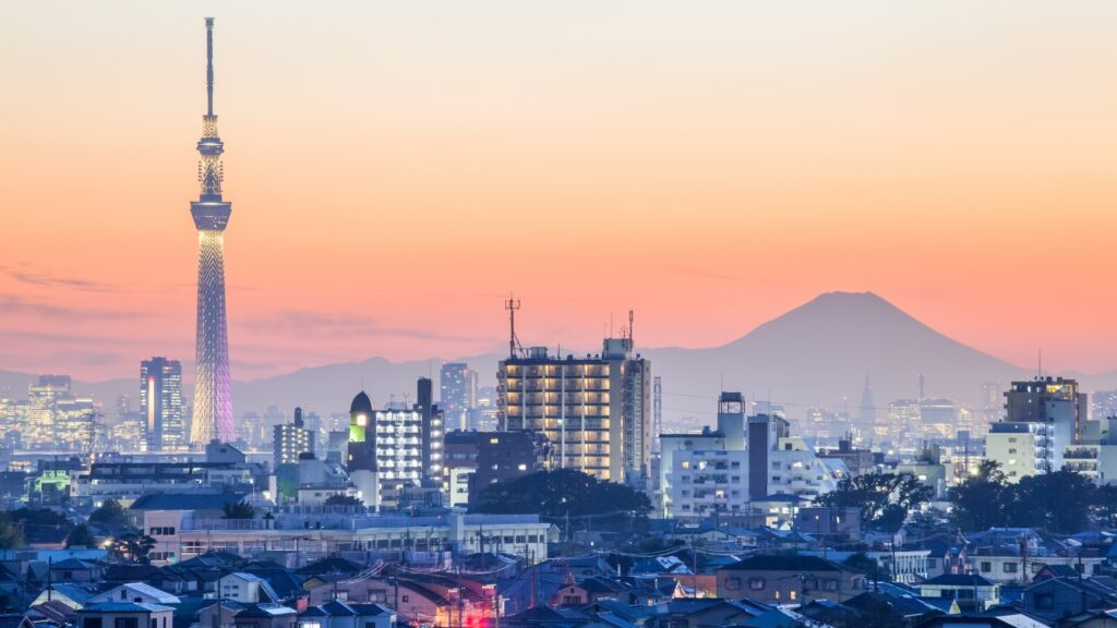 東京スカイツリーと富士山を望む東京の街並み