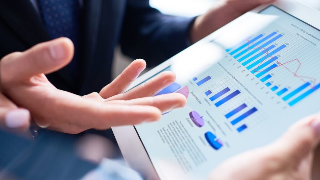 タブレット端末のデータを説明するビジネスパーソン