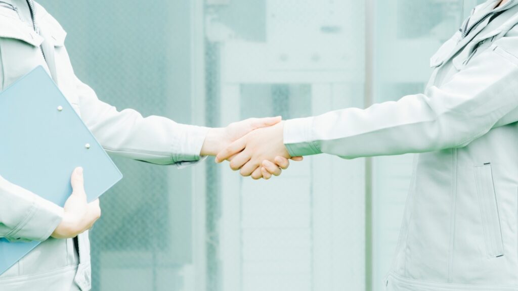 中小企業のイメージ、握手をする作業員