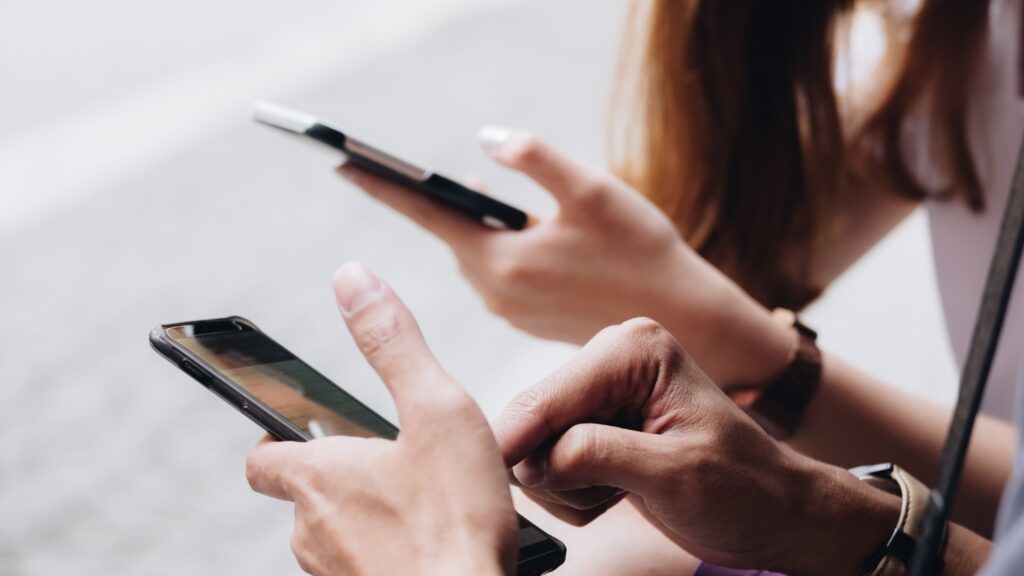 スマホをする若者