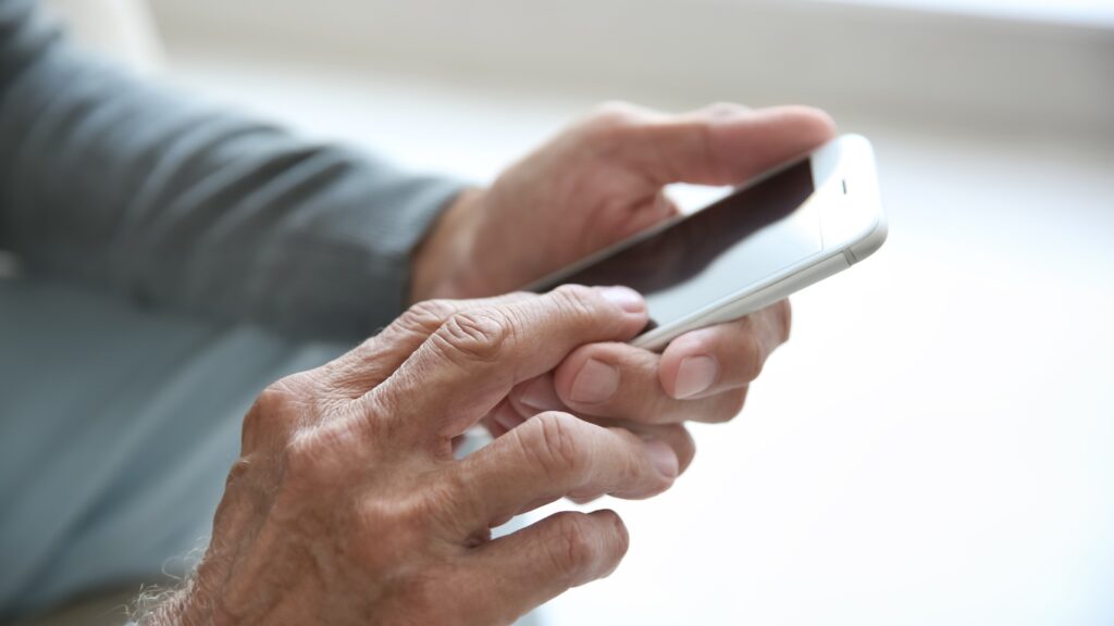 スマホを触る高齢者