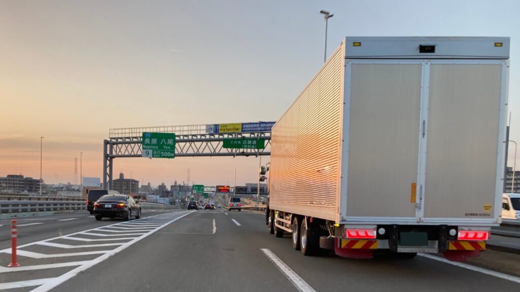 高速道路のトラック