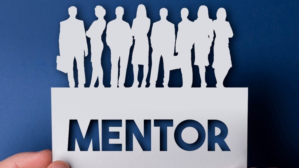 紙をカットしてMENTORの文字と若者の形