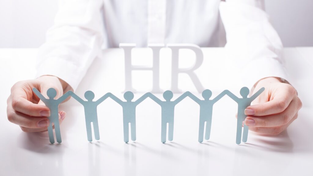 HRの文字と紙の人　Human Resourcesのイメージ