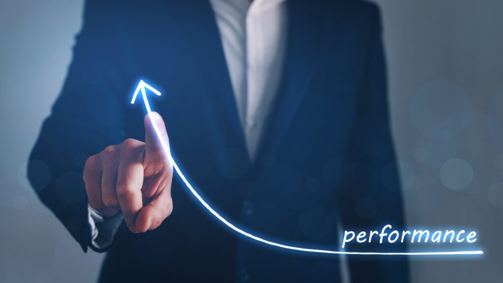 ビジネスマンは会社の業績を伸ばす計画を立てる。