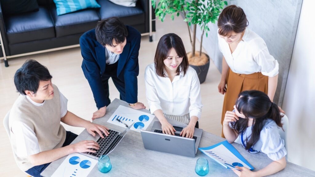 笑顔で仕事をする若いスタッフ