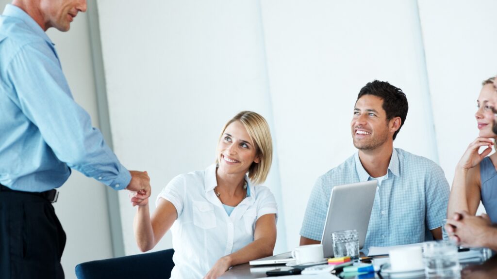 オンボーディングのイメージ　受け入れ態勢　握手するビジネスパーソン