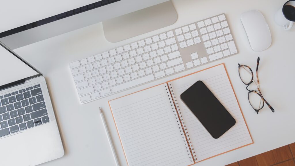 パソコンとスマホのあるデスク