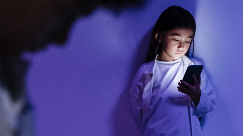 スマホを見つめる女児