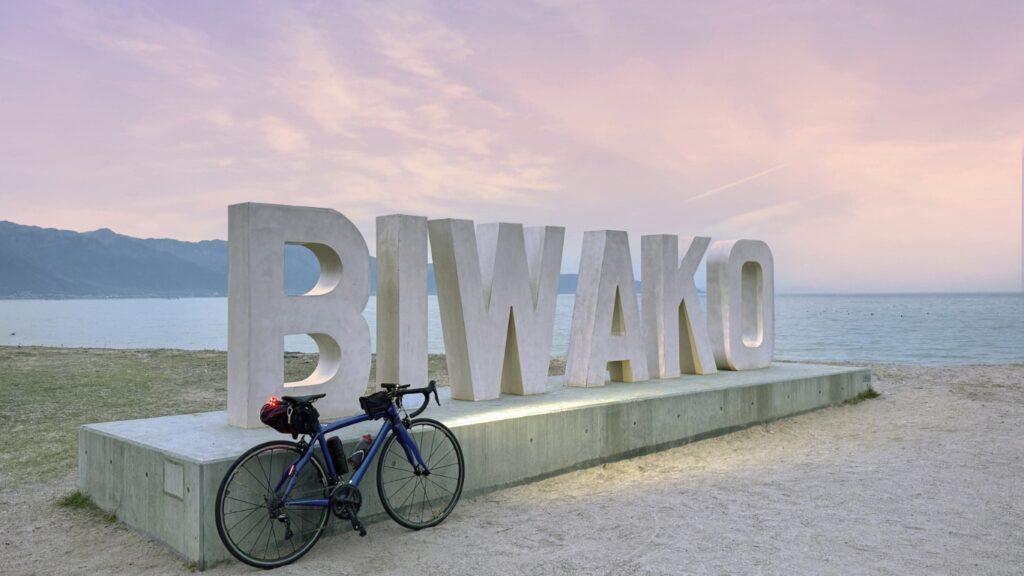 琵琶湖のモニュメントと自転車