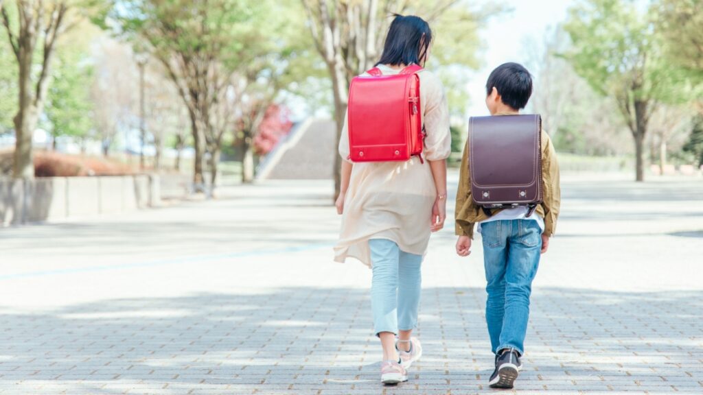 通学路を歩く小学生2人