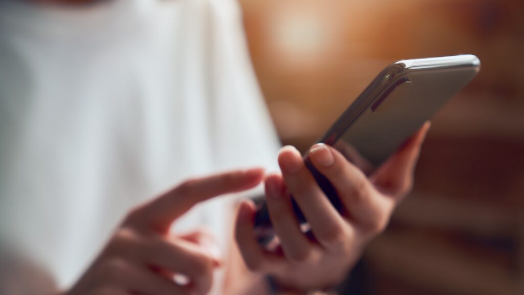 スマホに触れる若者