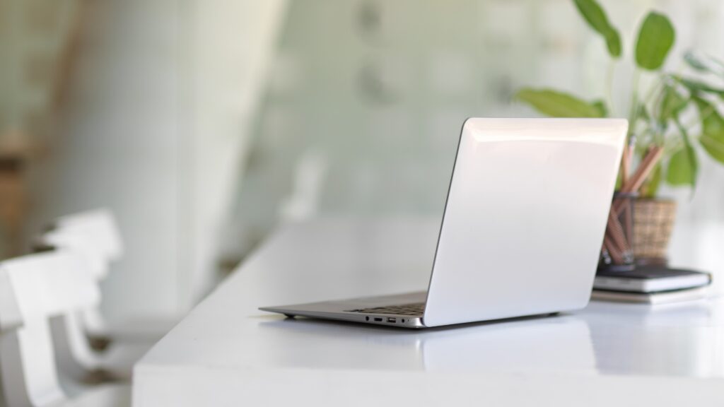 ノートパソコンのある風景