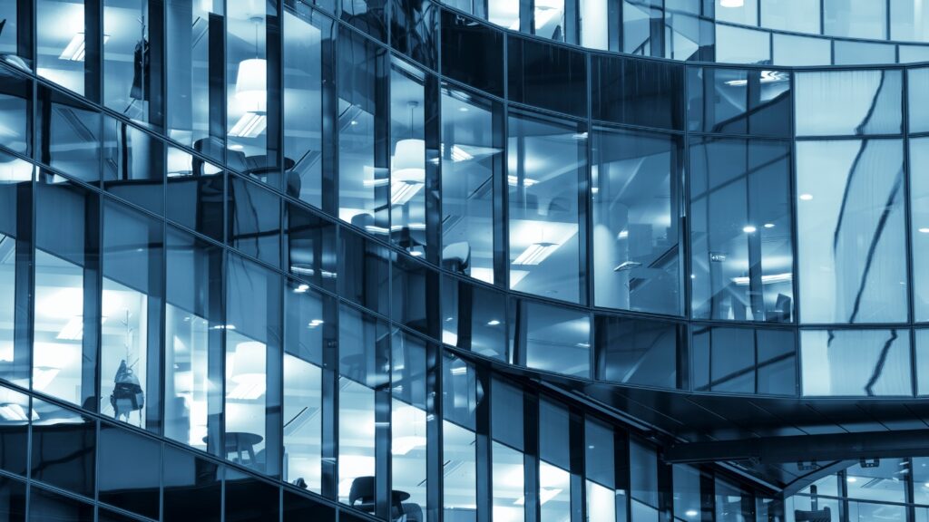 会社の外観　暗め