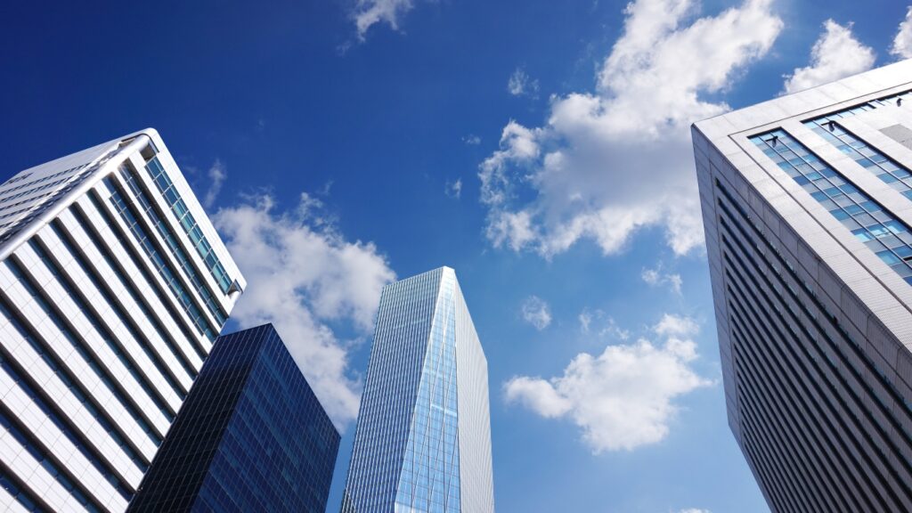 企業の入るビルと青空
