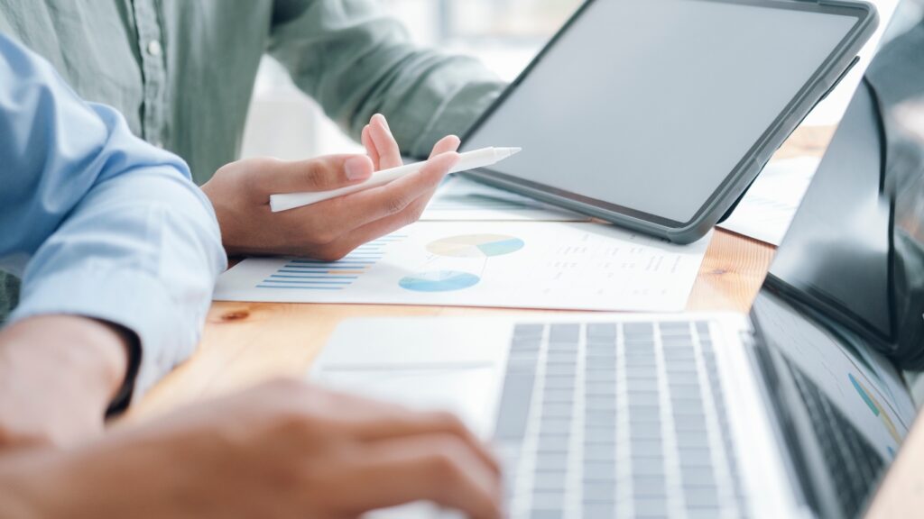 パソコンとタブレットを使って打合せする様子