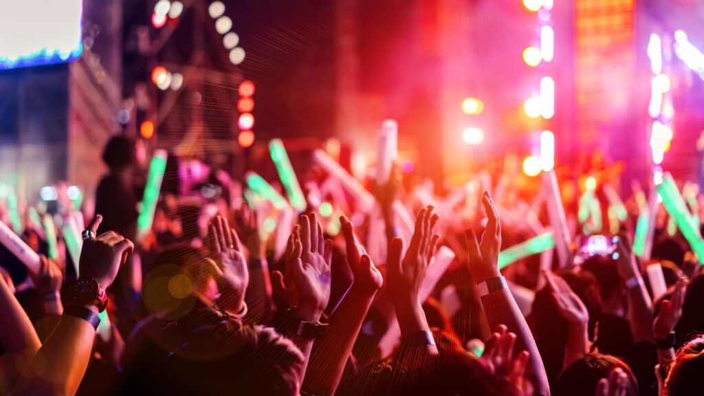 音楽フェスの盛り上がる様子