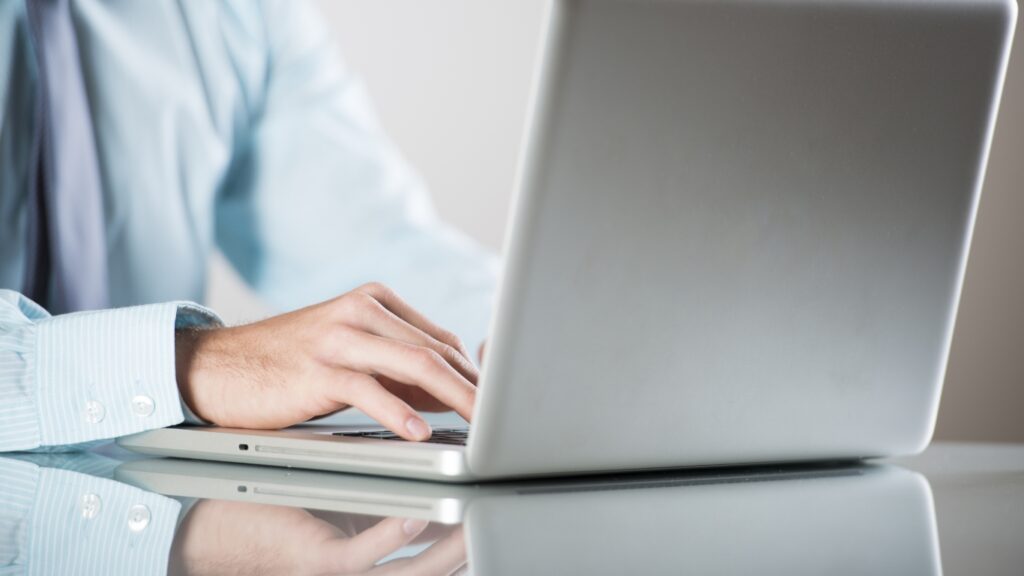 パソコンで仕事をするビジネスパーソン