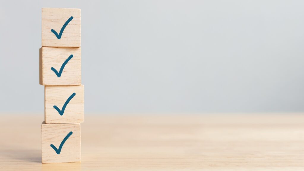 木のブロックにチェックマーク