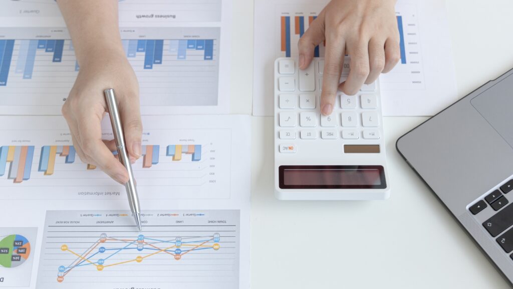 グラフを分析する人