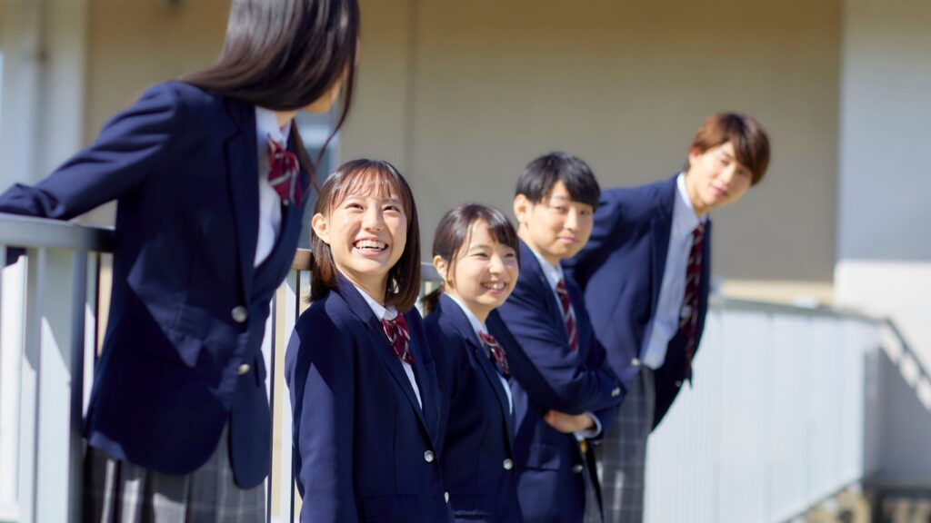 10代のイメージ　笑顔の高校生男女