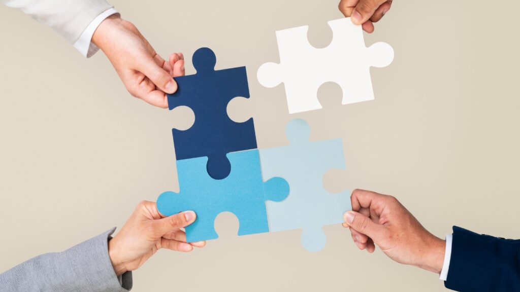 4つのパズルのピースを合わせる人