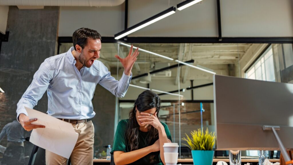 部下を怒る管理職