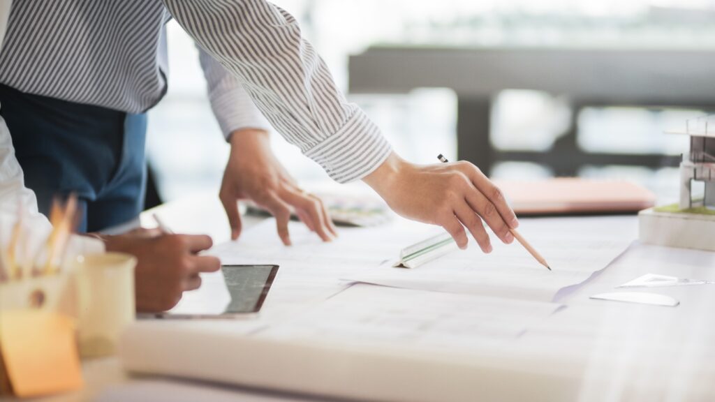 戦略をたてるビジネスパーソン