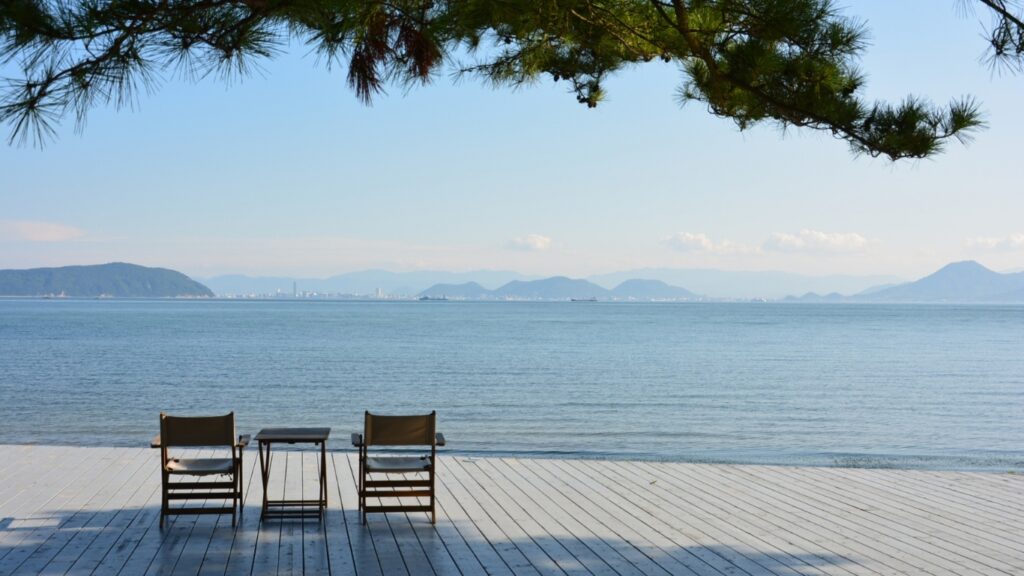 瀬戸内海とウッドデッキ