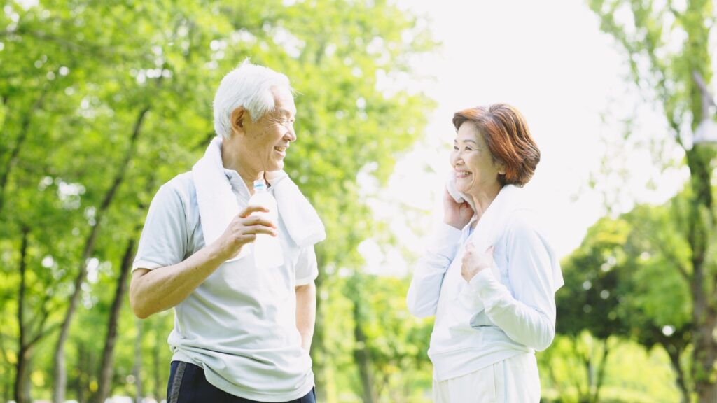 運動をするシニアカップル