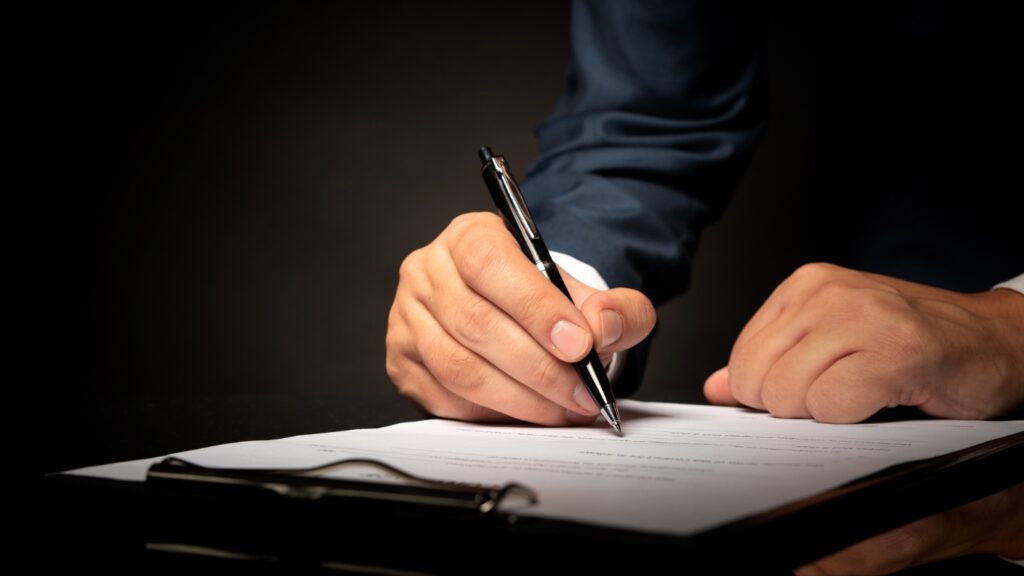 書類にサインする男性