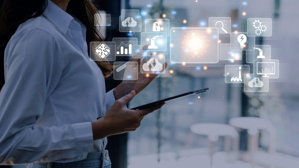 タブレット端末を持つ女性とデジタルなアイコン