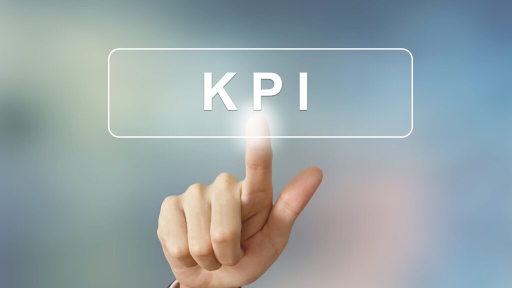 KPIの文字と人の手