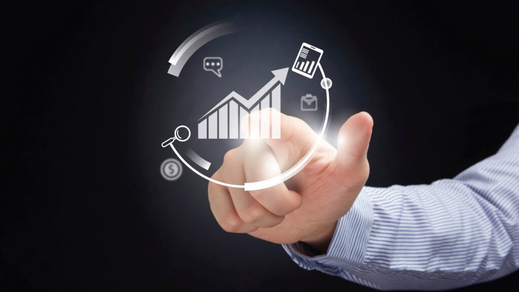 ビジネス分析のアイコンに触れる男性