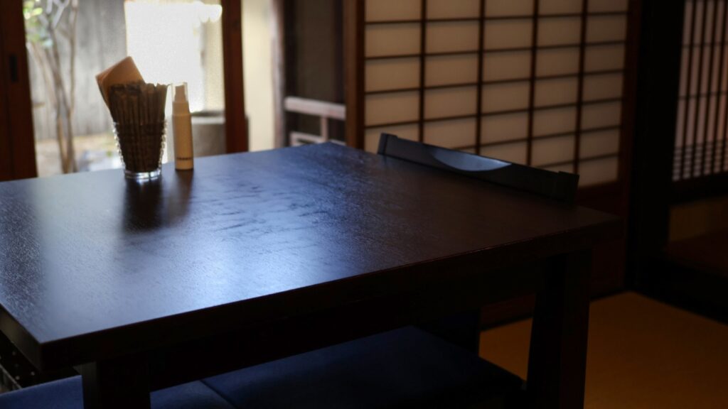 古民家カフェの机